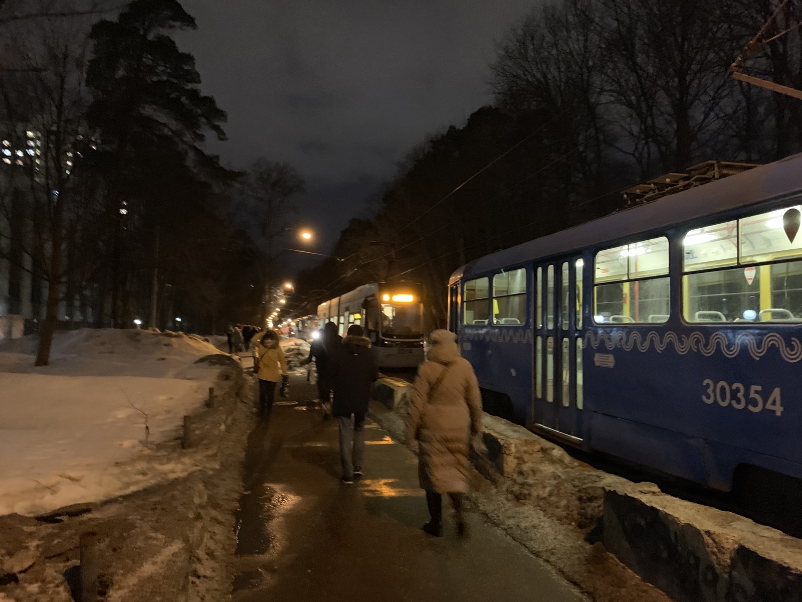 Be careful when moving! More than 30 trams stopped - Do not do like this, Crash, Moscow