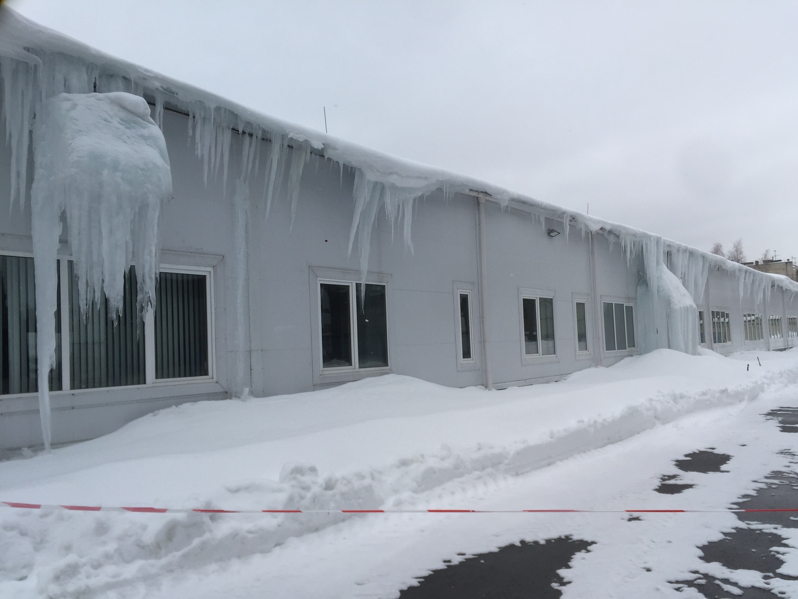 Thanks to the developer PSJ as for the quality roofing! - My, Building, Icicles, Roof