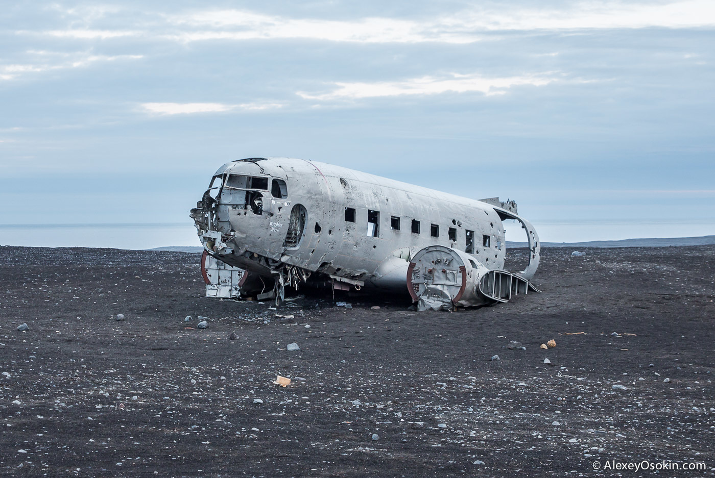 Останки самолета DC-3 ВМС США на пляже в Исландии | Пикабу