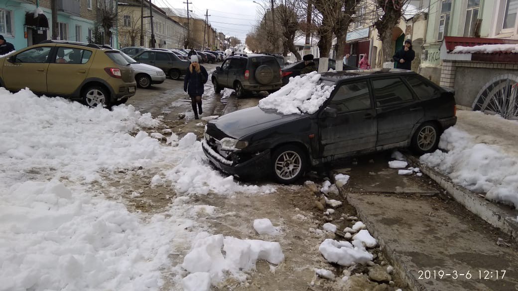 В Вольске продолжает падать снег на машины - Саратовская область, Вольск, Снег, ДТП, Фото на тапок, Длиннопост