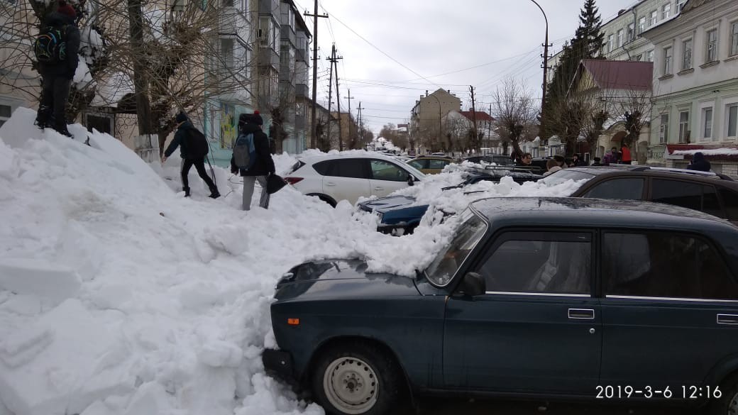 В Вольске продолжает падать снег на машины - Саратовская область, Вольск, Снег, ДТП, Фото на тапок, Длиннопост