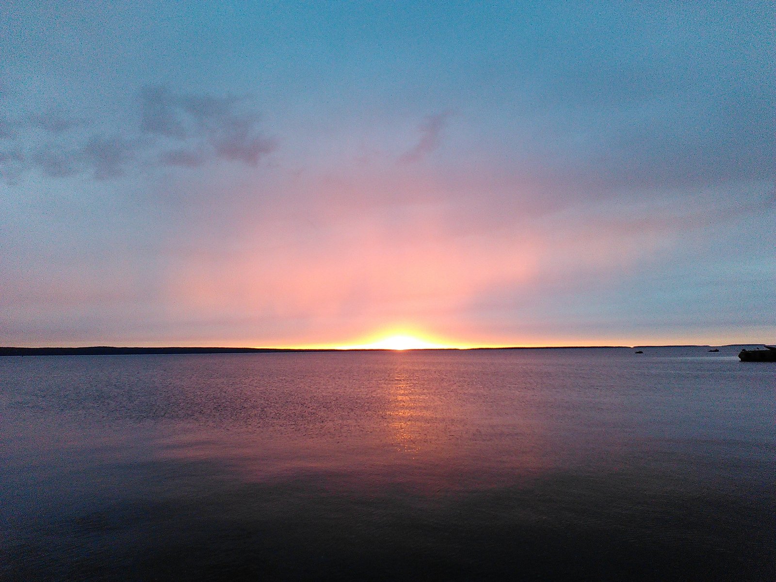 Petrozavodsk. - My, Mobile photography, Карелия, Longpost, Sunset, dawn