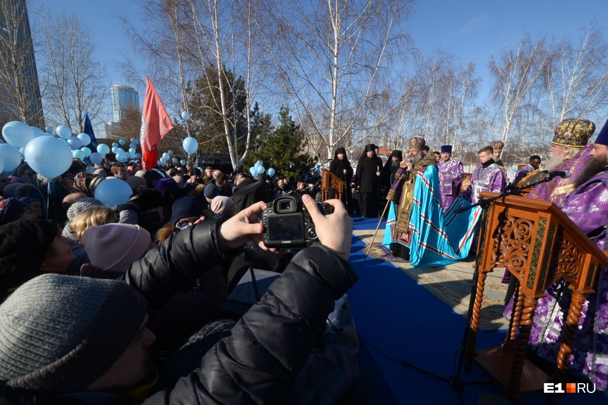 Приехали Безруков, Галустян и двойник Путина: онлайн-трансляция с молебна за храм святой Екатерины - Храм, РПЦ, Видео, Длиннопост, Екатеринбург, Религия