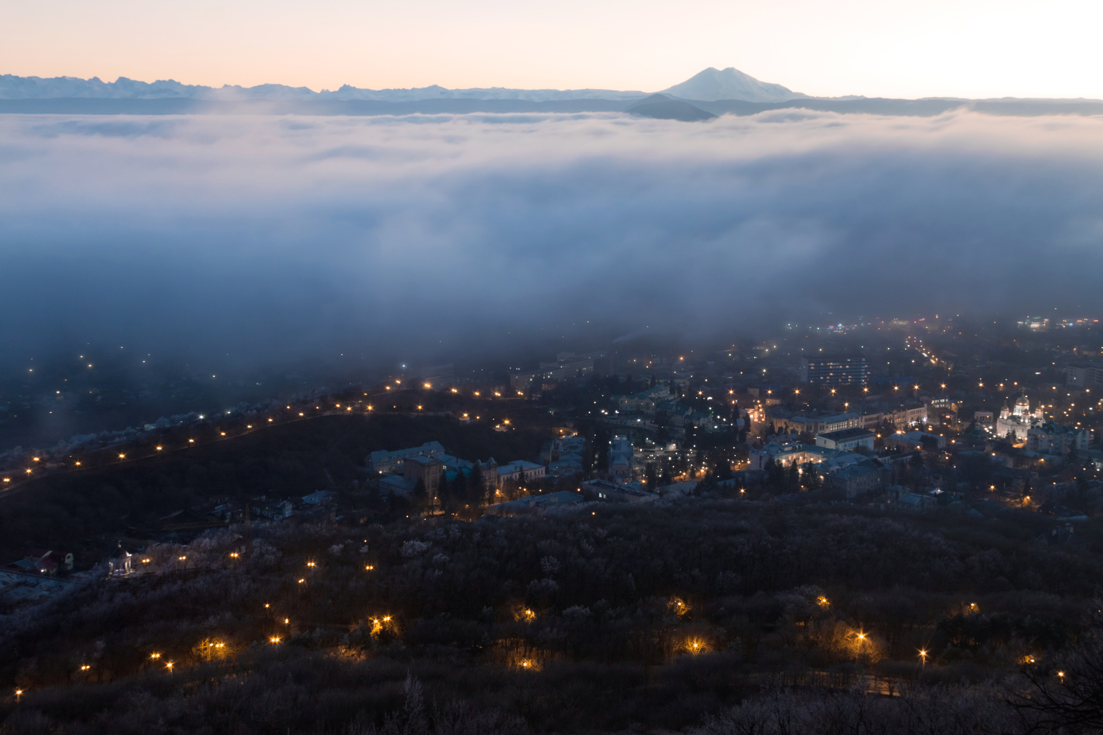 Evening Pyatigorsk and handsome Elbrus at sunset - My, Pyatigorsk, Elbrus, Caucasus, Landscape, Russia, The photo, Mashuk