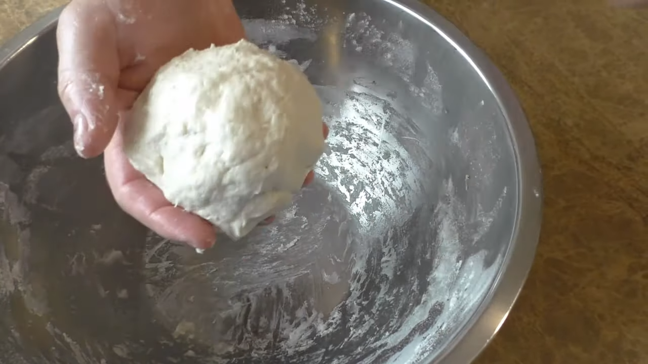 Видео как заводить тесто. Завести тесто на простые лепешки просто тесто вода и соль. Как завести тесто на колдуны. Приготовить шаршугу.