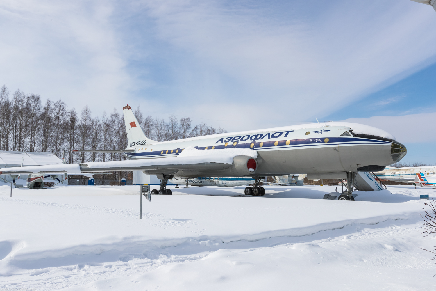 Самое 104. Ту 104. Ту 104 в Домодедово. Самолёт ту 104 в Домодедово. Первый почтово-пассажирский самолет Якутск-Иркутск.