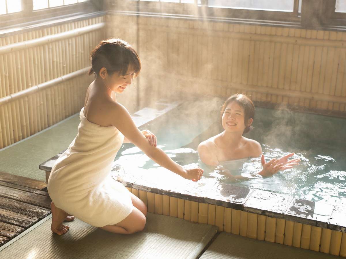 Девушки моются вместе. Японские ванны с дочерьми. Совместное купание в Японии. Японские горячие источники. Девушки на горячих источниках.