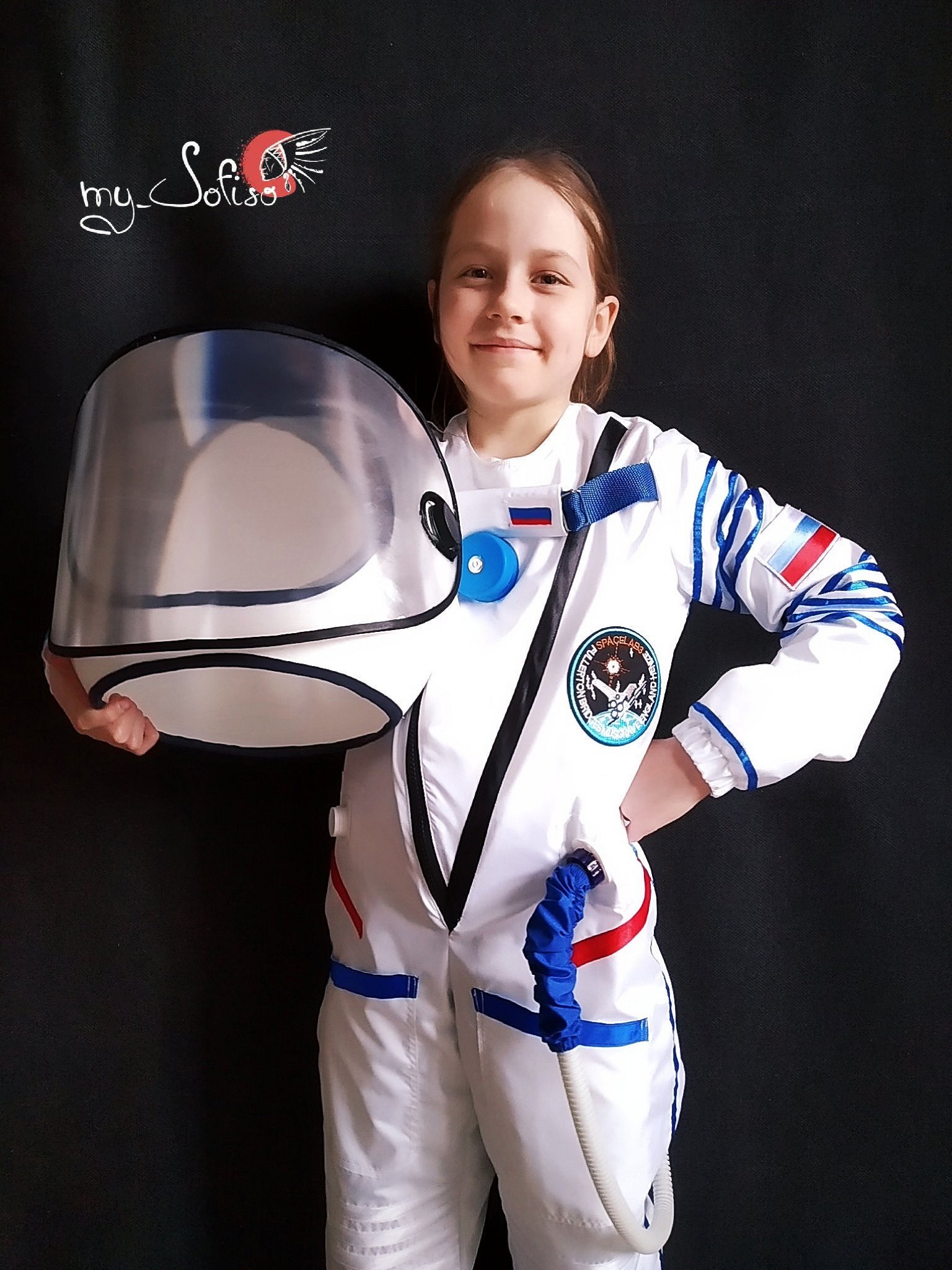 Костюм на день космонавтики для девочек. Костюм Космонавта. Детский костюм космонавт. Костюм Космонавта для девочки. Костюмы ко Дню космонавтики для детей.