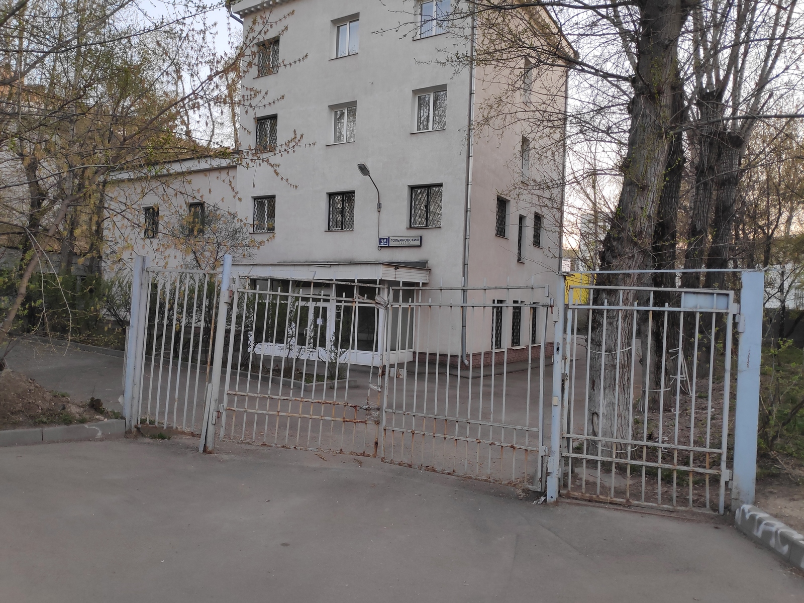 The main thing is that the gate is in place! - My, Building, Moscow, Longpost