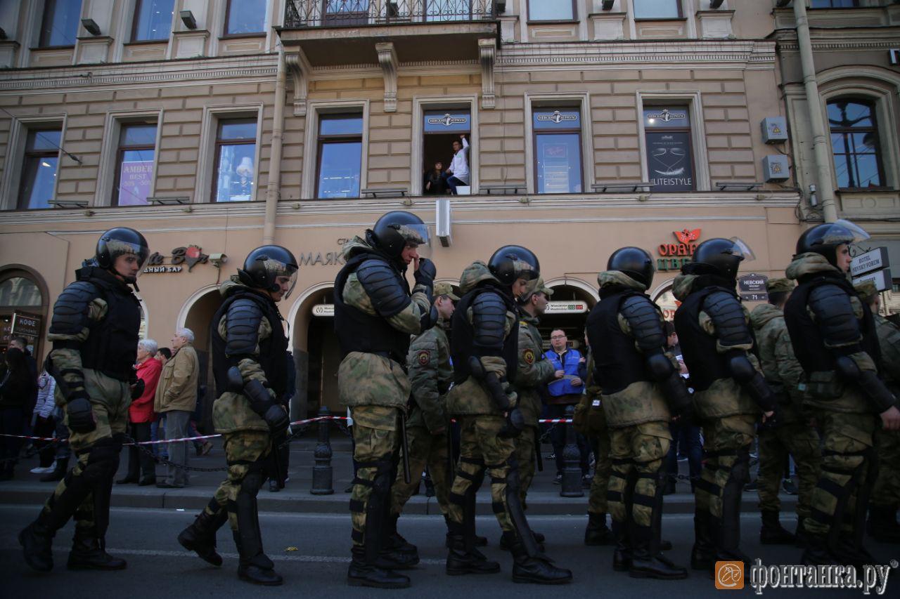 ОМОН в Петербурге встретил Первомай не мирно | Пикабу