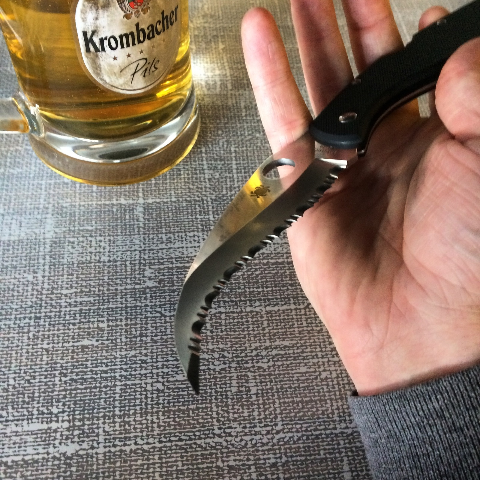 Hello. My name is Andrew and I love knives) - My, Knife, Knifemania, Spyderco, Spyderco Civilian, beauty, Its own atmosphere, GIF, Longpost