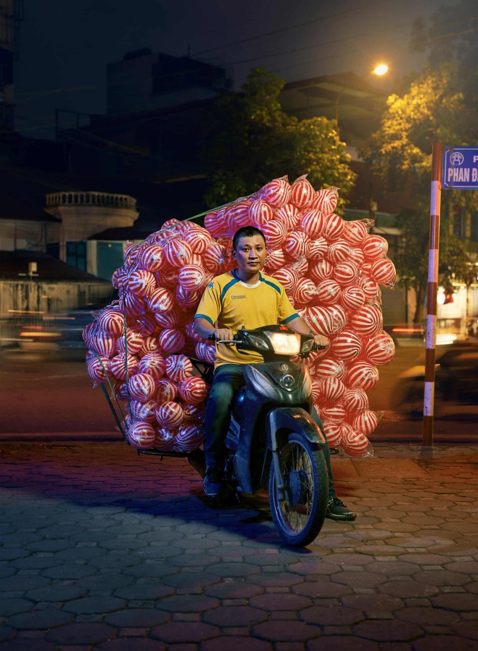 Delivery workers from Hanoi transporting goods on their scooters - The photo, Hanoi, Cargo, Deliveryman, Longpost, Vietnam, Moped