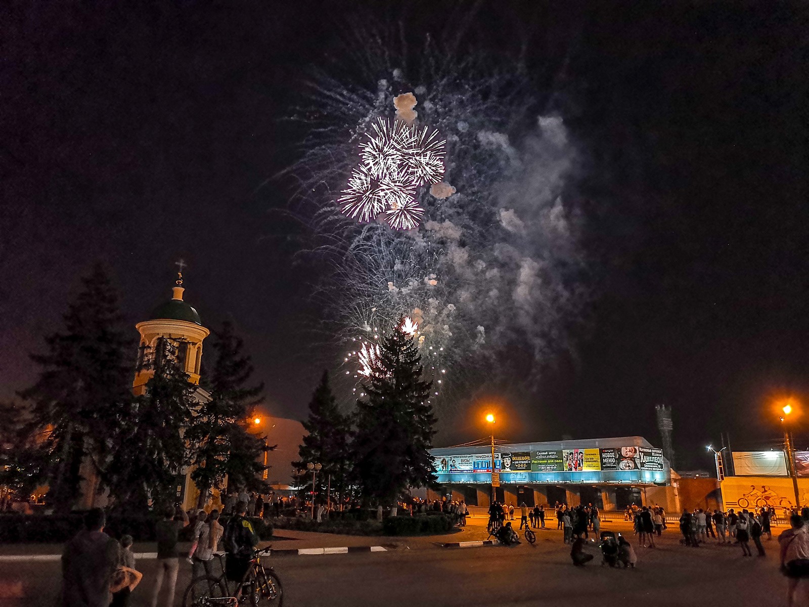 Night holiday - My, Mobile photography, Video, A bike, Dzerzhinsk, Youtube, Huawei mate 20, Firework, Victory Day, Longpost, May 9 - Victory Day