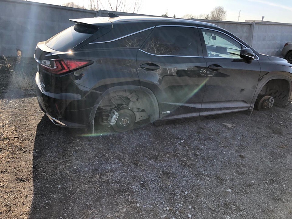 Tyumen residents were left without wheels worth 390 thousand, leaving the car in a paid parking lot near Koltsovo - Paid parking, The airport, Theft, Theft, Koltsovo, Longpost, Negative