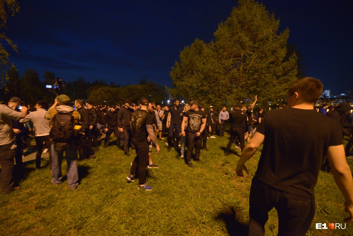 The calm before the storm: riot police drove up to the square near the Drama Theater - Yekaterinburg, ROC, The park, Longpost, Negative