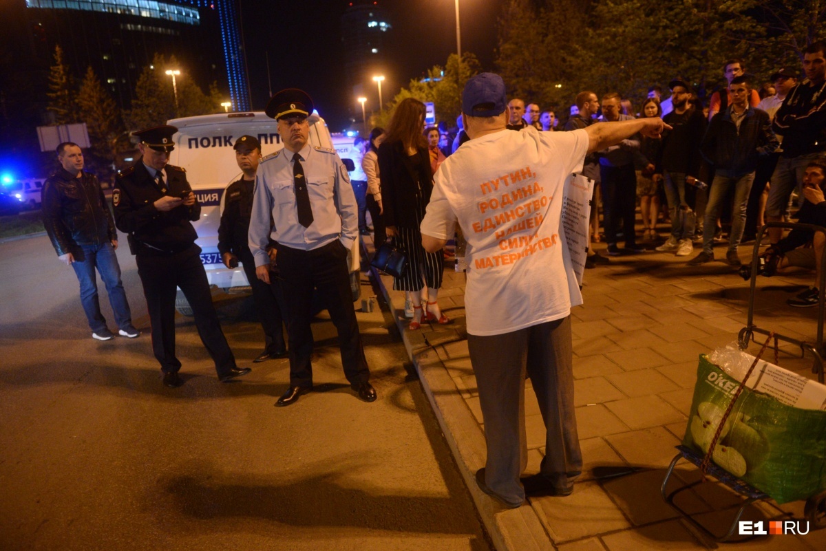 The calm before the storm: riot police drove up to the square near the Drama Theater - Yekaterinburg, ROC, The park, Longpost, Negative