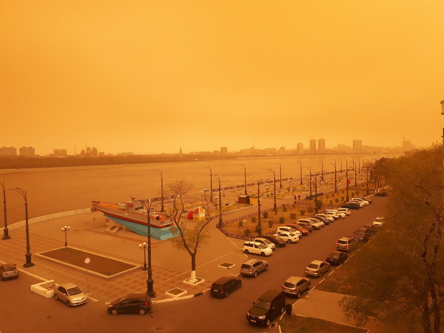 #nofilter ...And you can see the sandstorm from our window! - My, Blagoveshchensk, China, Sand, Storm, Longpost