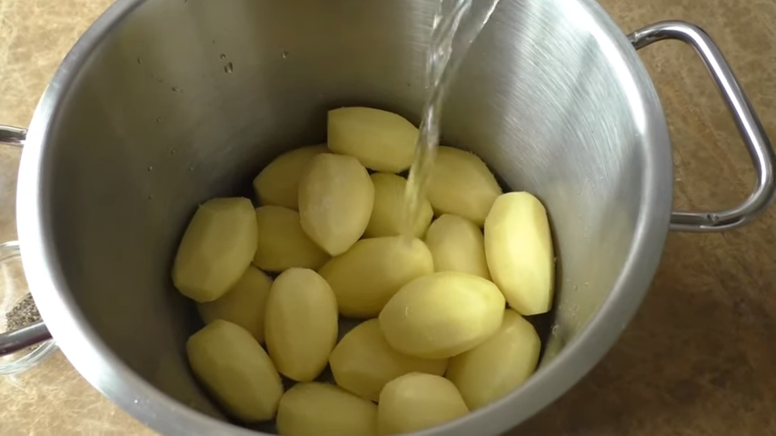 Картофель в горячую воду. Картофель варится. Переваренный картофель. Чистка картошки. Картофель замочили в воде.