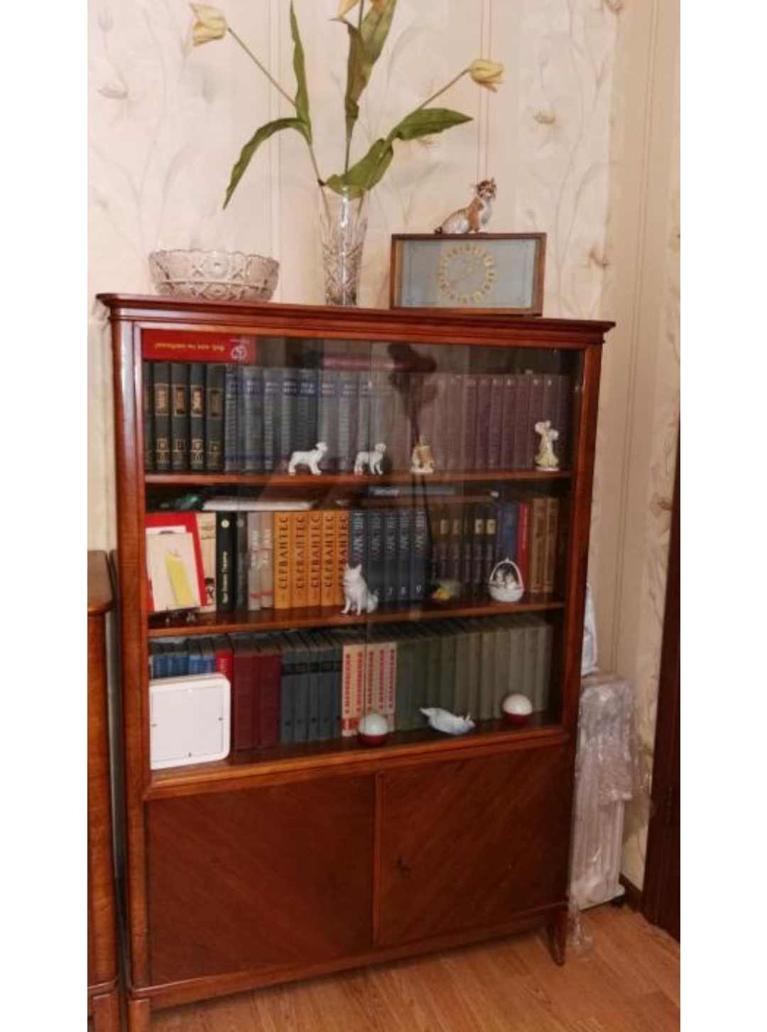 Книжный шкаф советских времен