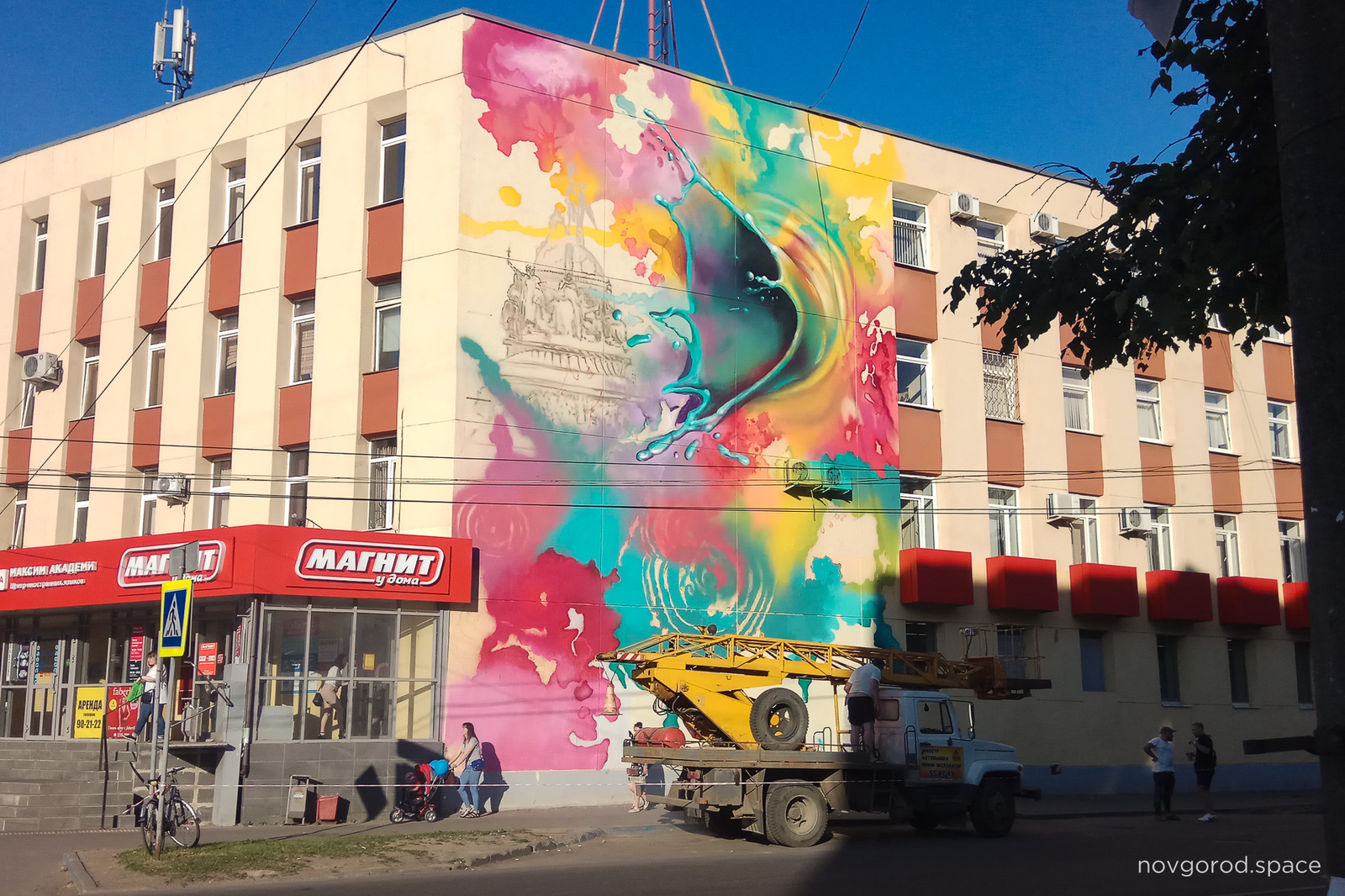 In Veliky Novgorod, the facades were decorated with huge drawings - My, Velikiy Novgorod, Urbanism, Mural, The photo, Longpost