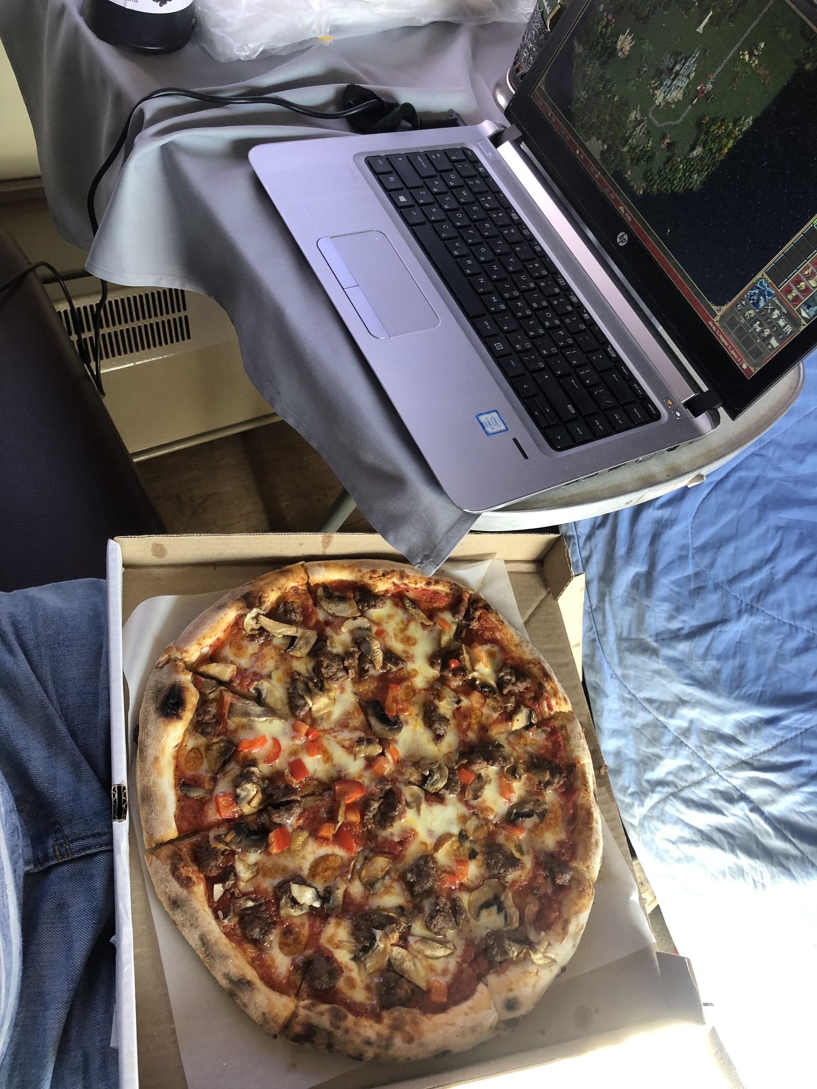 Train hack. - My, A train, Life hack, Pizza, HOMM III