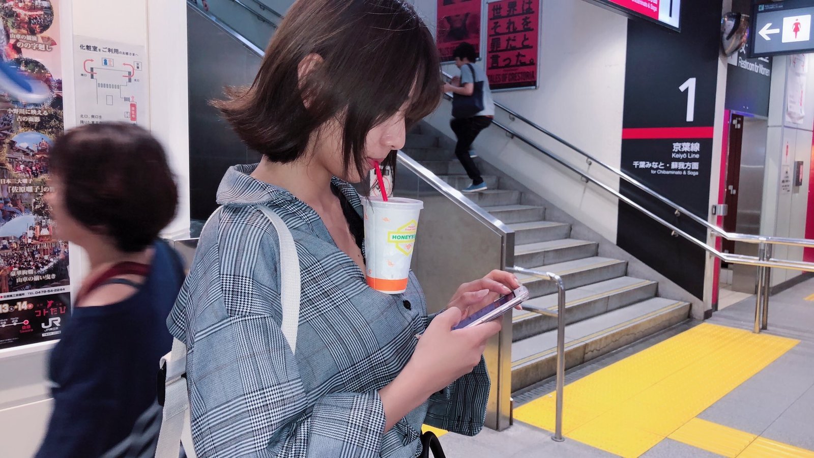 Japanese women hold drinks with their breasts. - My, Dmitry Shamov, Japan, Japanese, Japanese, Challenge, Video, Longpost, Bubble tea Challenge