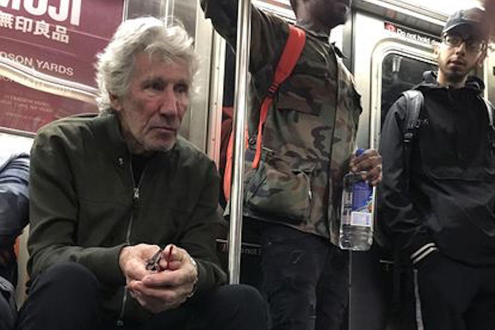 Nothing special, just an ordinary day on the New York subway... - Metro, New York, Roger Waters, Pink floyd, Rock, Retirees, Celebrities