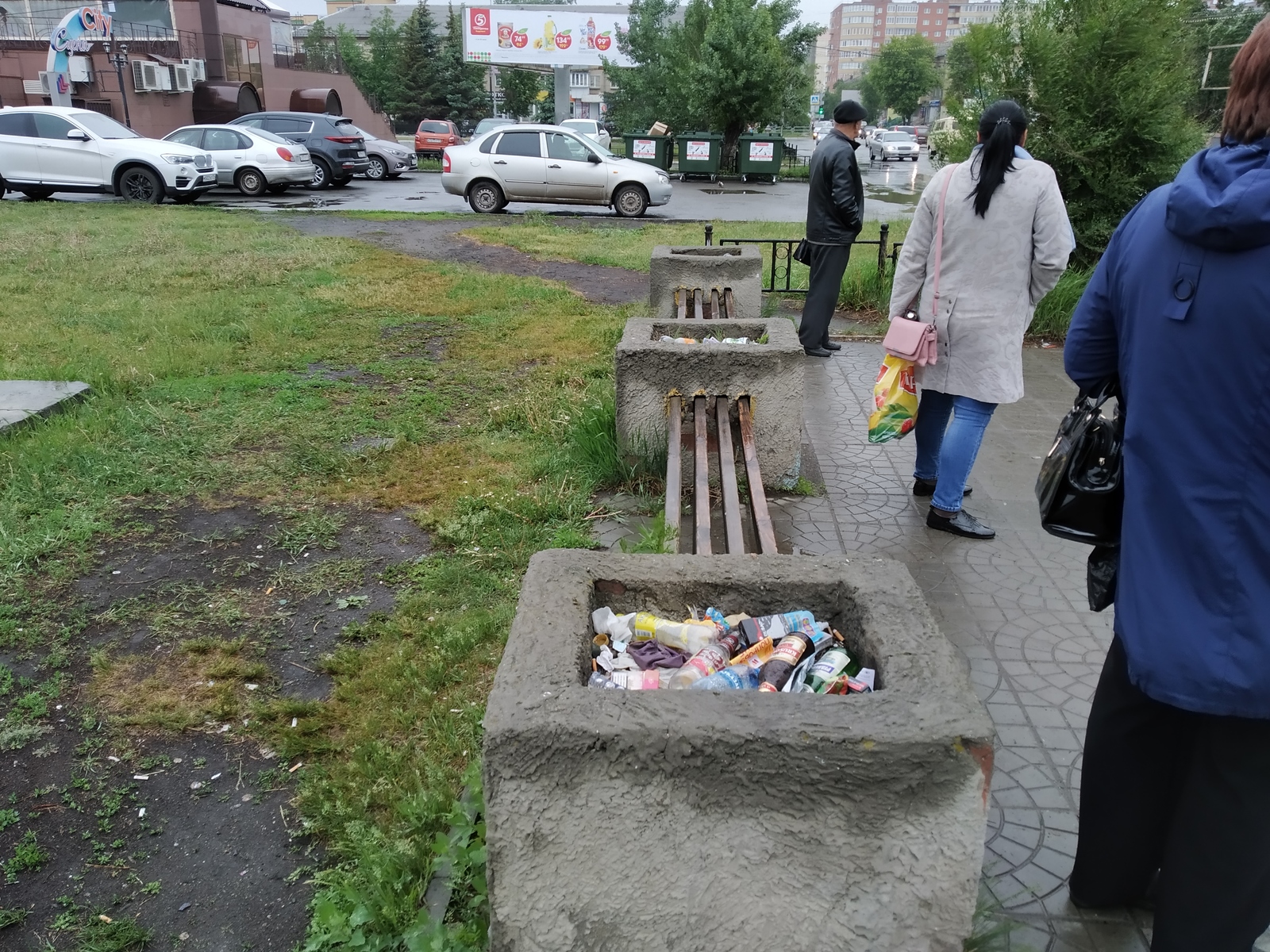 Garbage can be defeated by landscaping. - My, Chistoman, Urbanism, Beautification, Kopeysk, Benches, Flower bed, Grass, Longpost