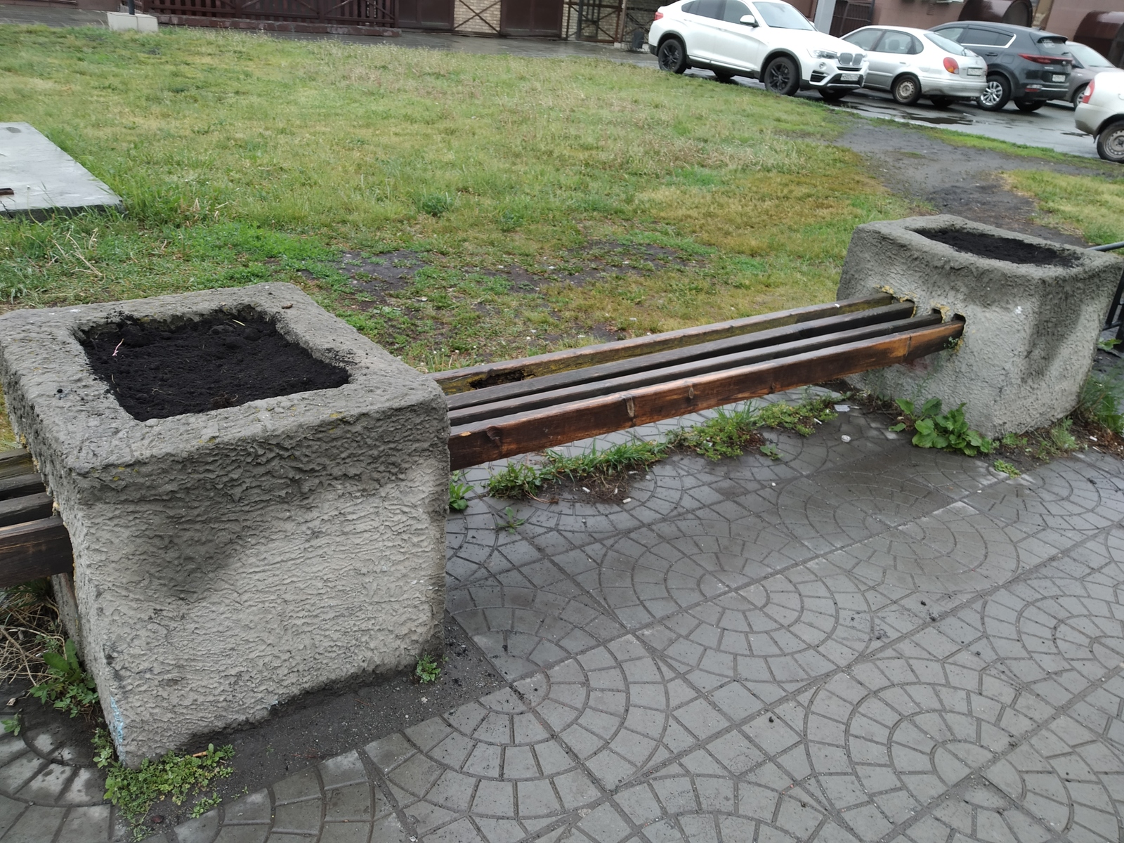 Garbage can be defeated by landscaping. - My, Chistoman, Urbanism, Beautification, Kopeysk, Benches, Flower bed, Grass, Longpost