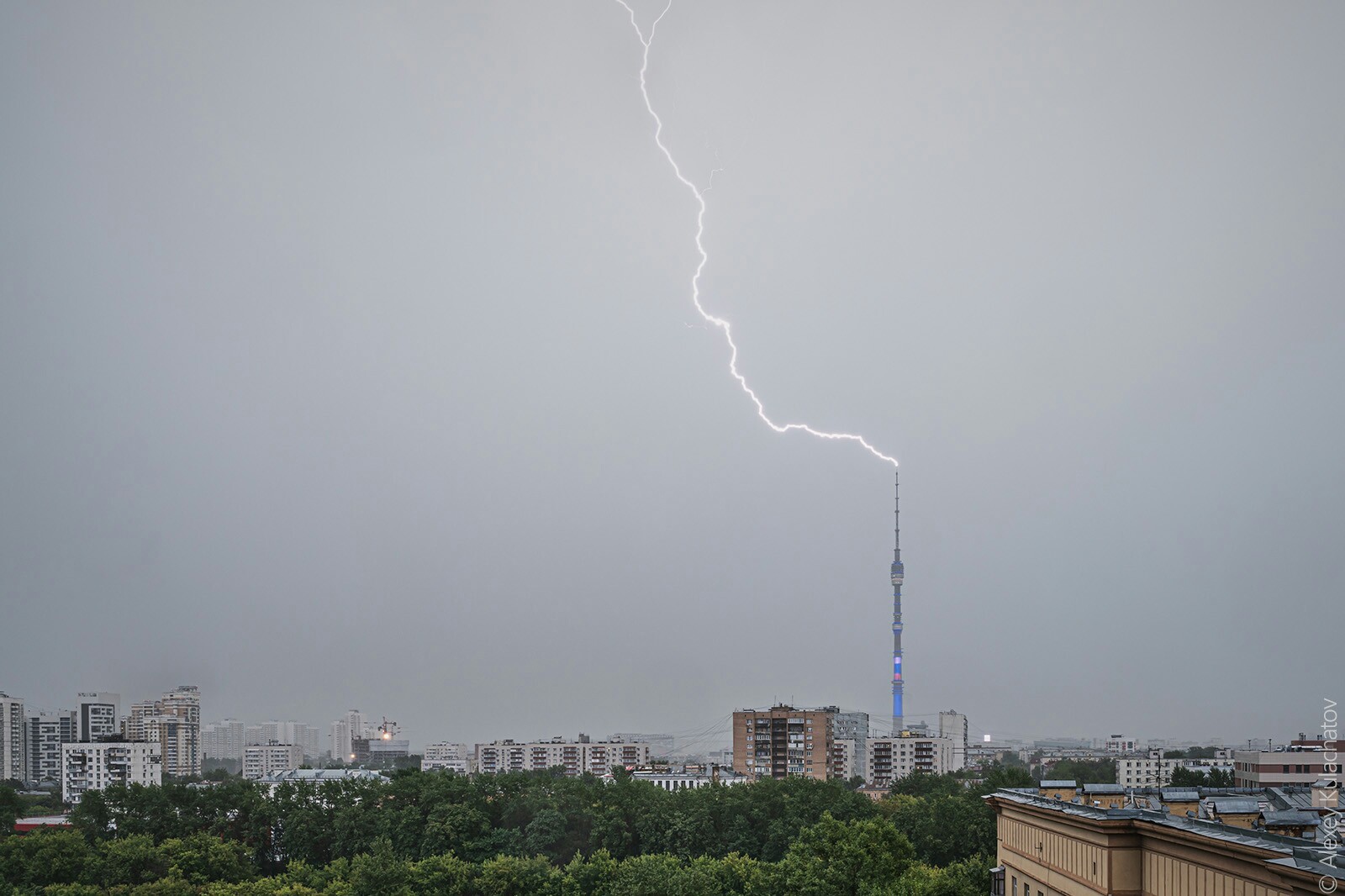 Молния в останкинскую башню