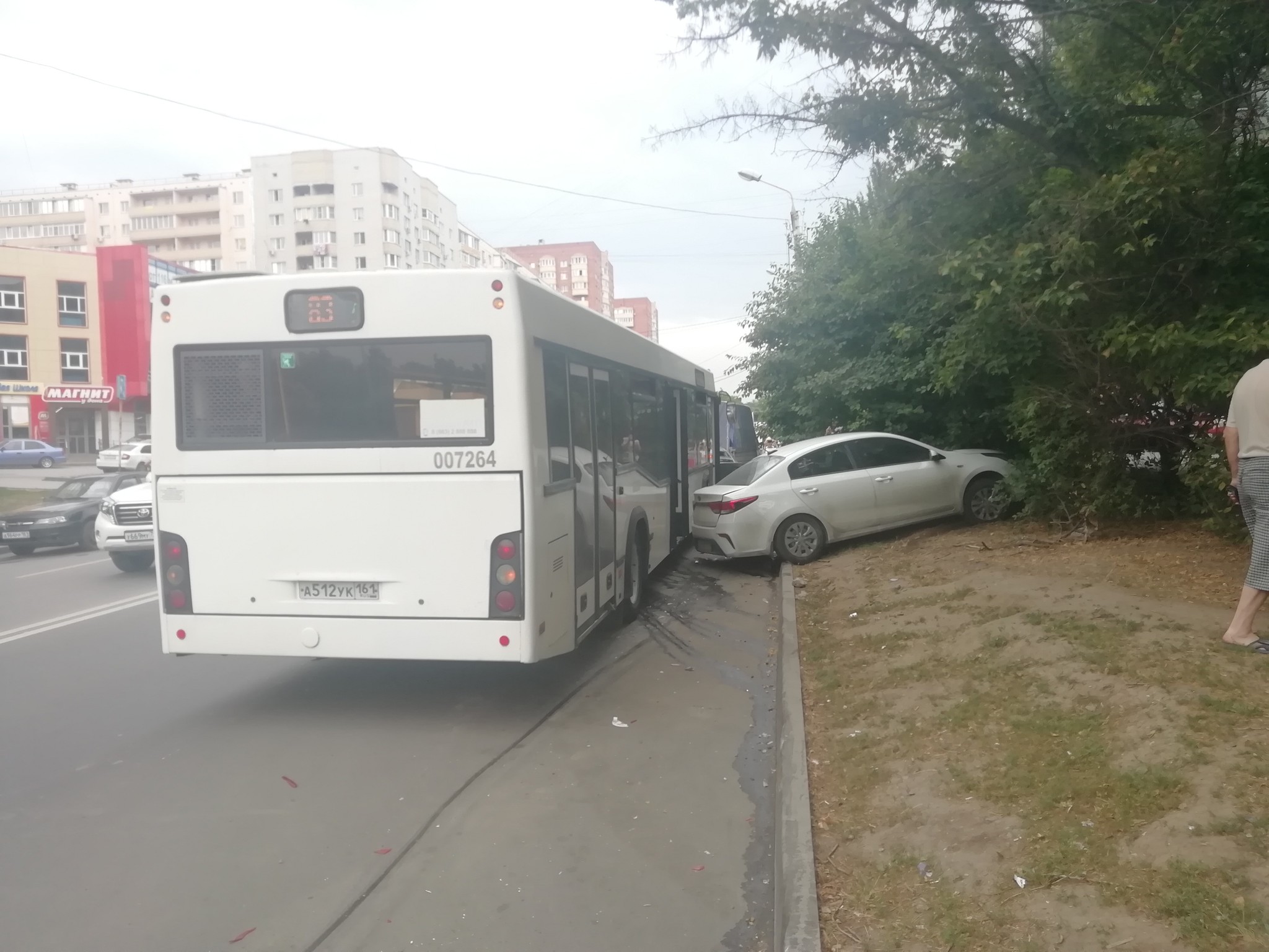 Автобус протаранил припаркованные на дороге автомобили. | Пикабу