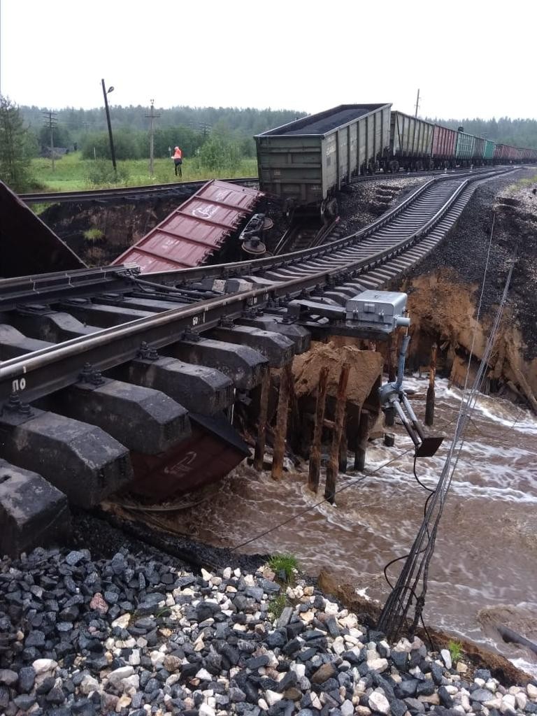 In the Republic of Komi, 50 meters of the track was washed away at the Kerki station, 23 tail cars left the track near the freight train - My, Russian Railways, State of emergency, Water, Flood, Longpost, Railway