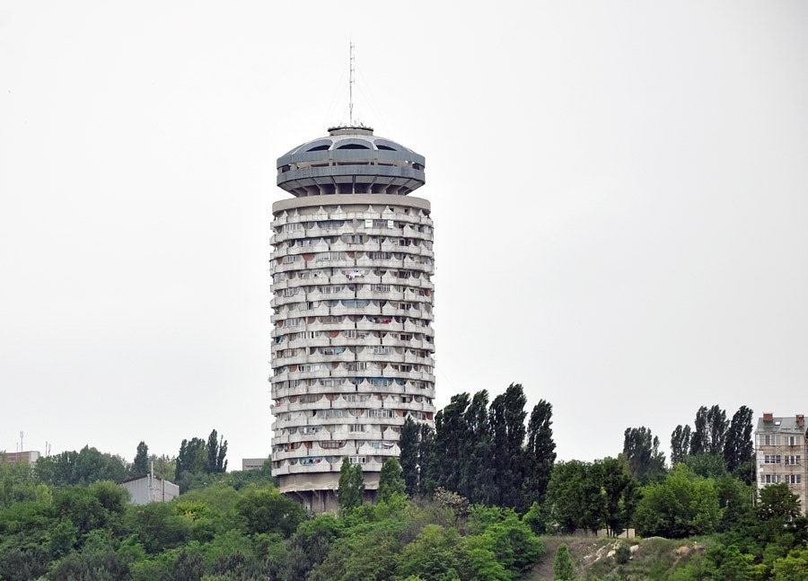 Ромашки на крыше дома