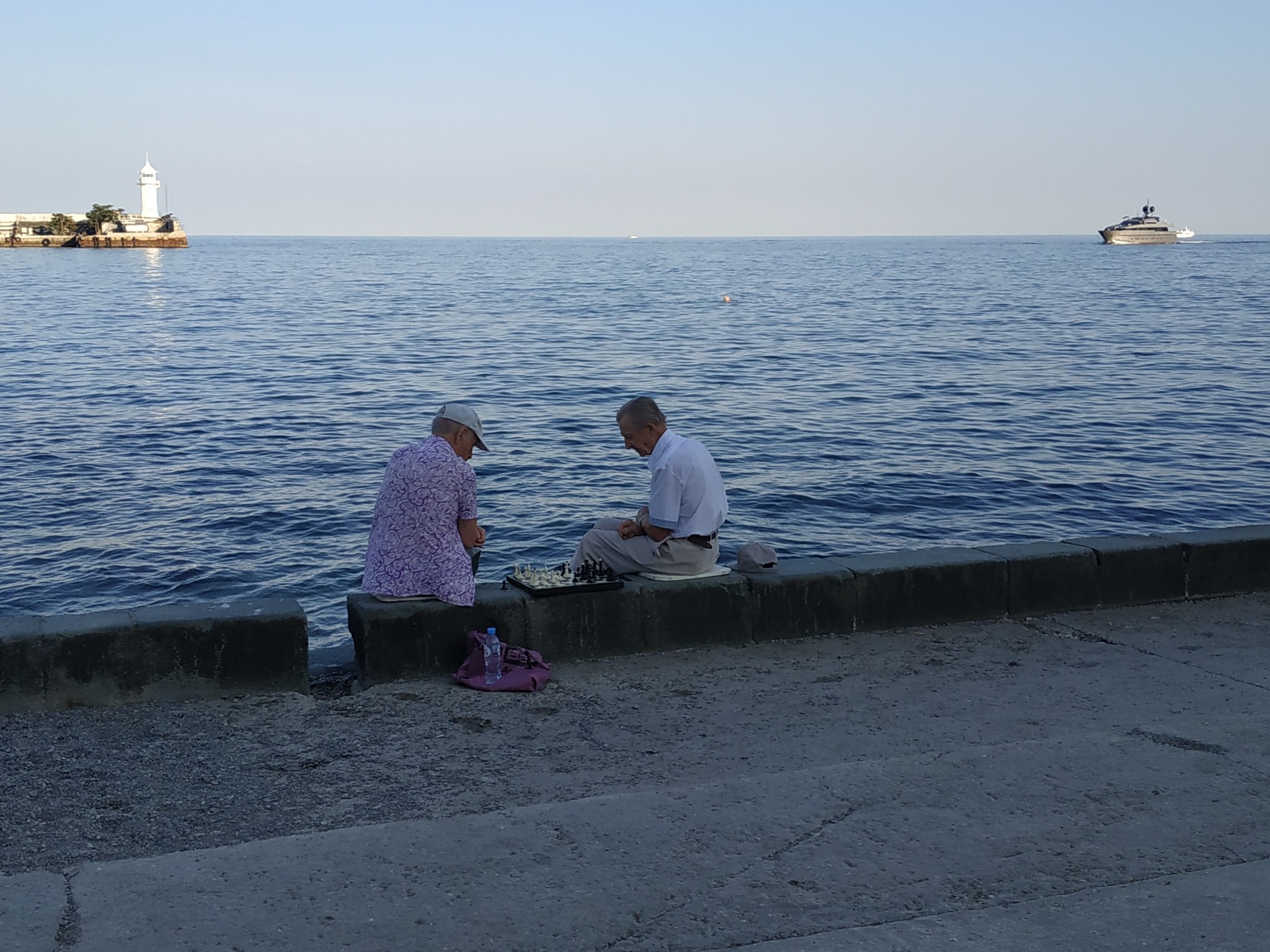 Tense game. - My, Chess, Embankment, Sea