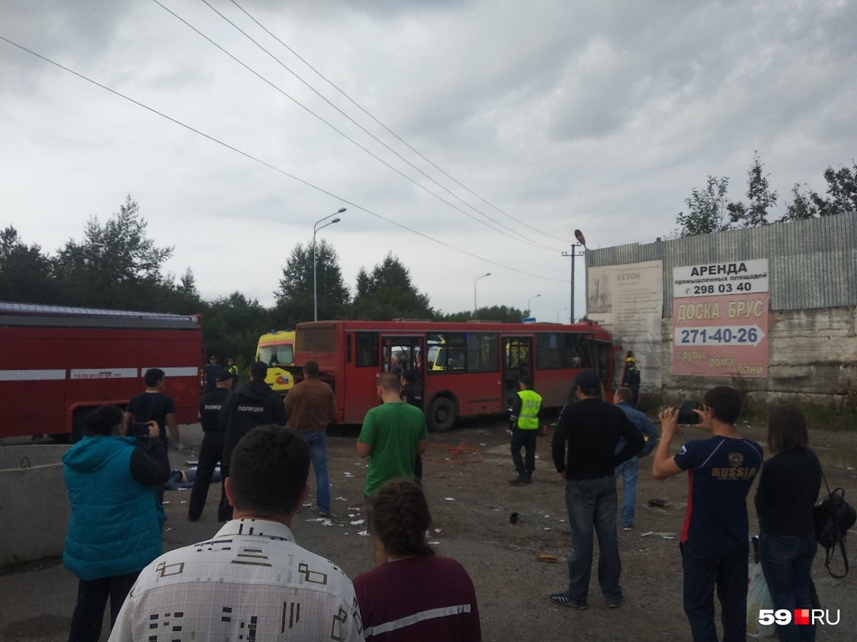 В Перми около 17:00 на подъезде к Гайве автобус врезался в бетонную стену.  Есть пострадавшие. | Пикабу