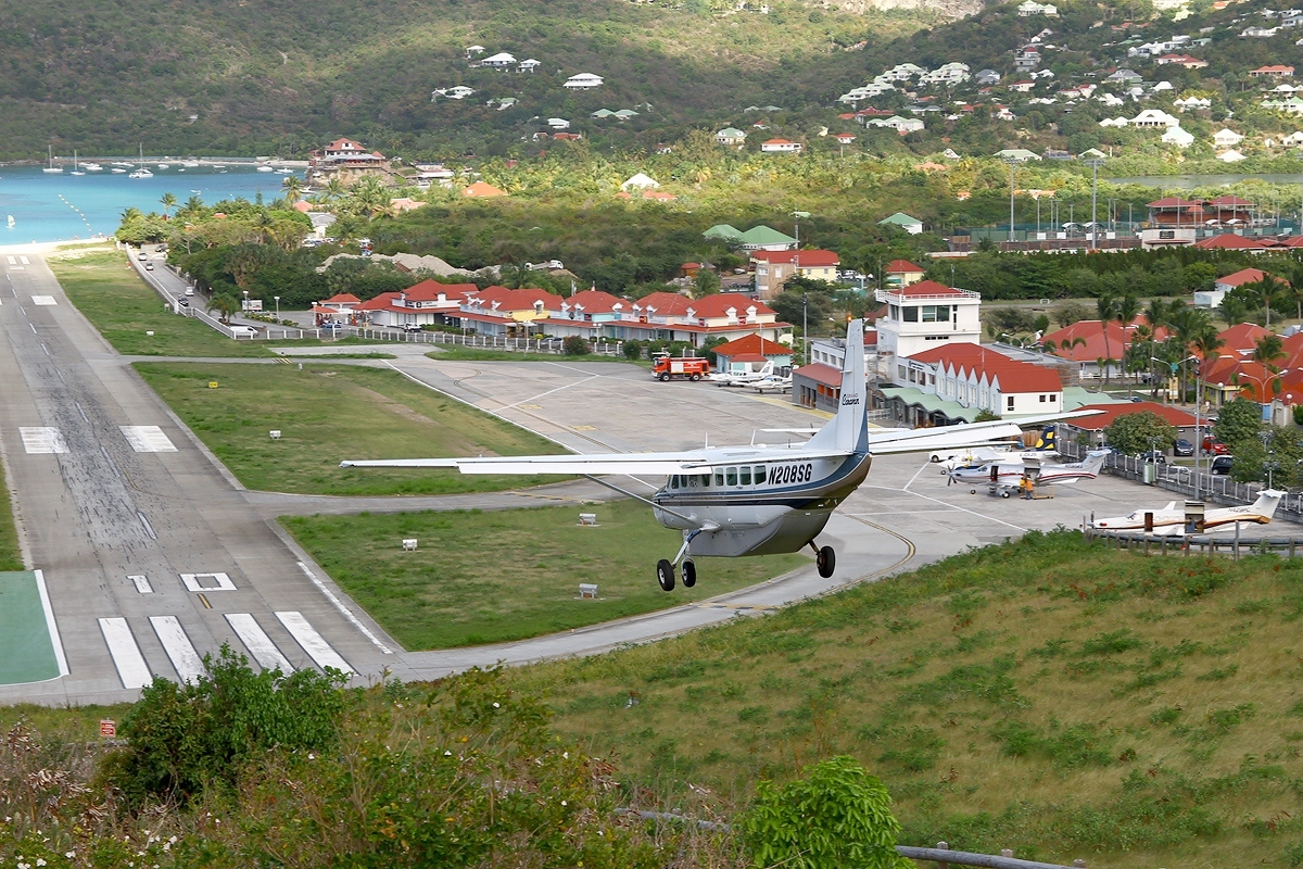 I will show with my nose where I will land - Aviation, Plane landing, Caribs, France, Video, Landing