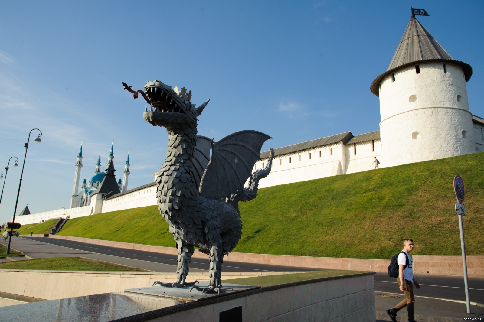 Памятник казанскому. Казань Зилант Кремль. Зилант Казань скульптура. Статуя Зиланта Кремлевская. Памятник около Кремля город Казань.