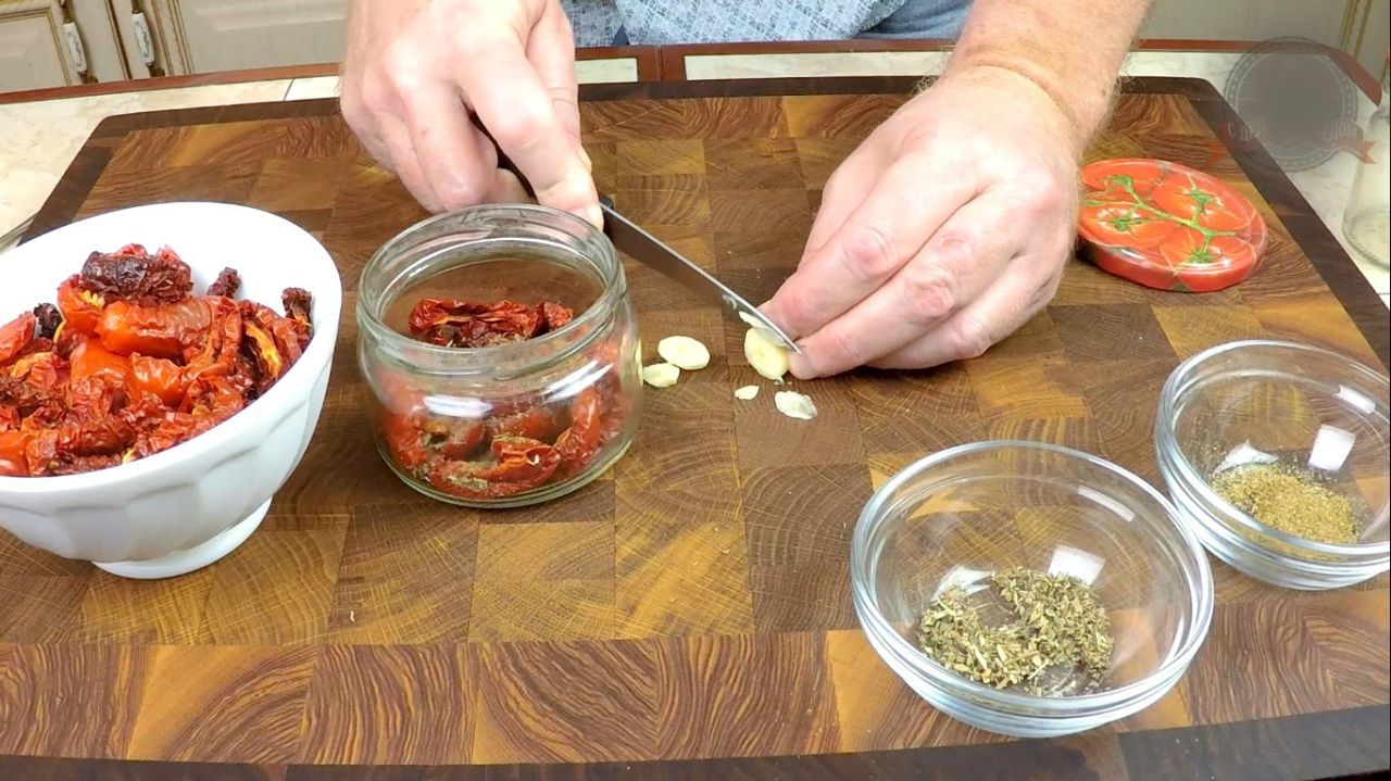 Dried Tomatoes in Oil - My, With grandfather at lunch, Tomatoes, Tomato, Cooking, Video, Longpost, Recipe