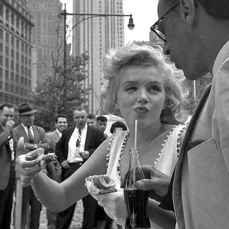 When you try to eat feminine - Marilyn Monroe, Food, Femininity, Longpost