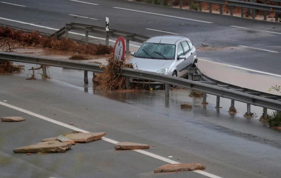 Flooding in Spain - the road of death. - Flood, Spain, Death, Collapse, Tornado, Nature, Longpost, Потоп