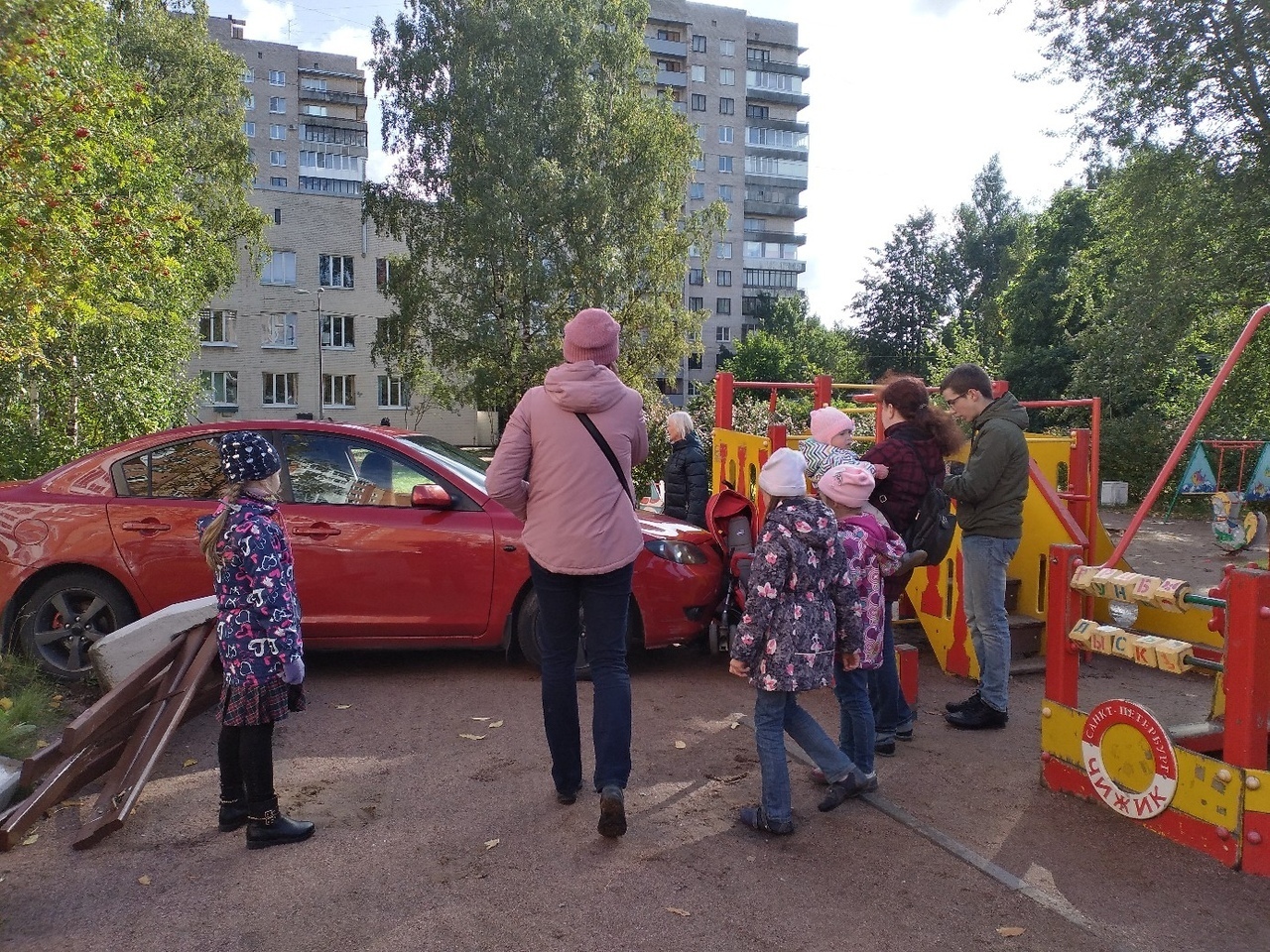 Девушка перепутала педали и заехала на детскую площадку. | Пикабу