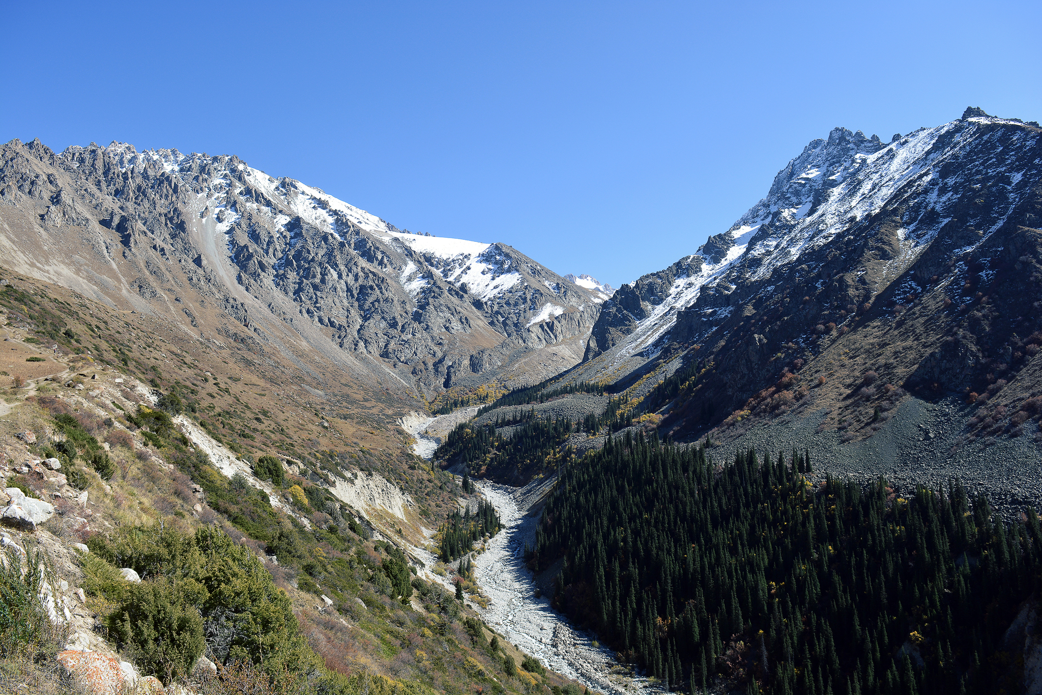 A few autumn mountains of Kyrgyzstan, Ala-Archa natural park, on the way to the Ak-Sai waterfall. - My, The mountains, The photo, Kyrgyzstan, Ala-Archa, Waterfall, Longpost, Landscape