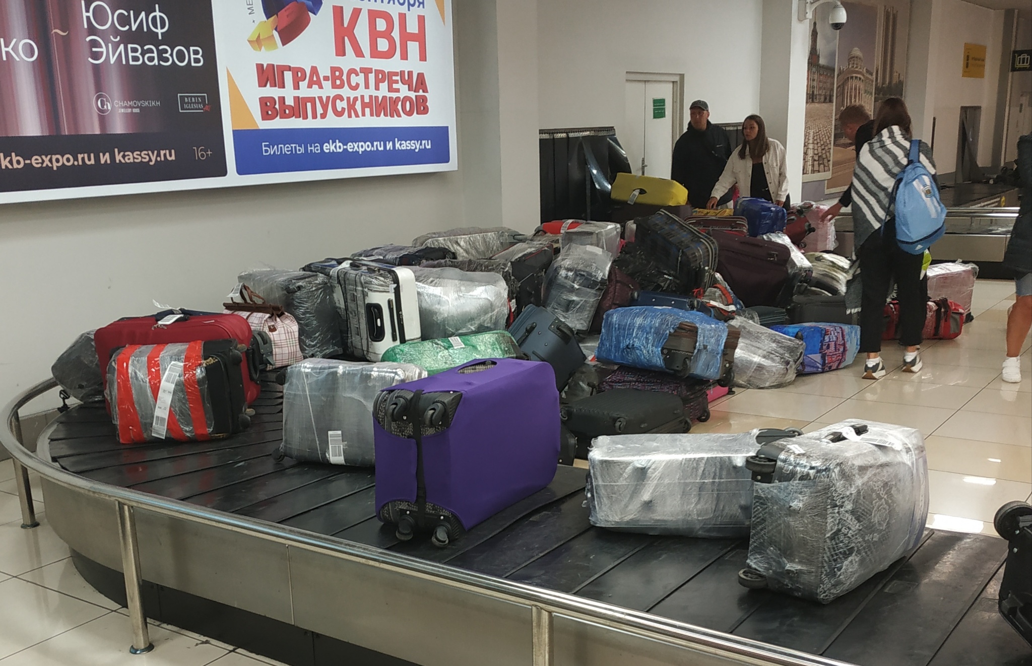 Yekaterinburg meets with harsh Russian reality - The airport, Koltsovo, Baggage, Video