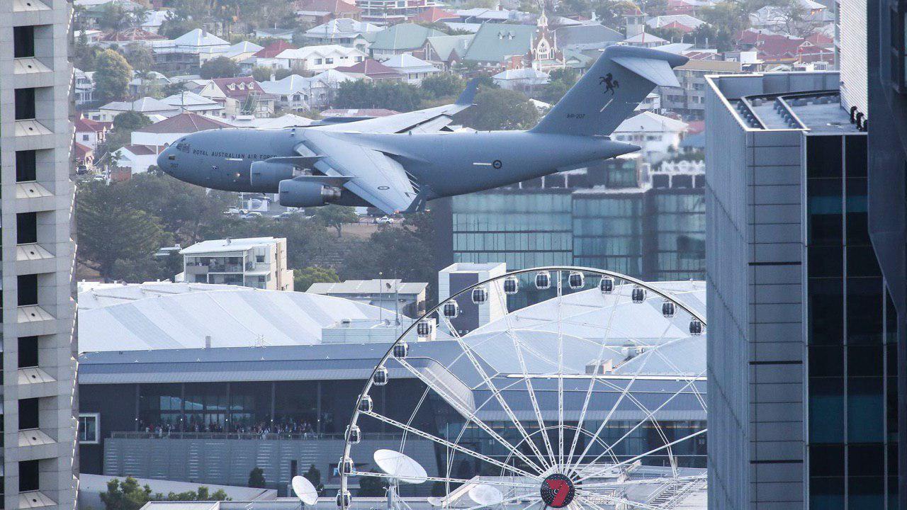 «Похулиганить» в городе на Boeing C-17 Globemaster - Авиация, Австралия, Фестиваль, c-17 Globemaster III, Вертикальное видео, Видео, Длиннопост