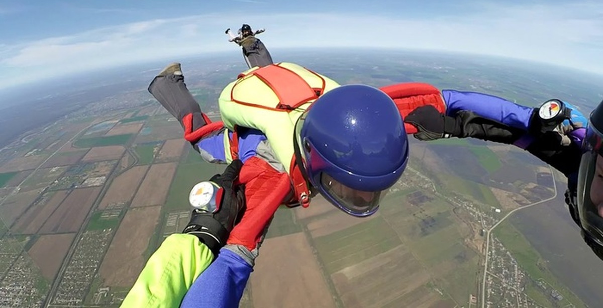 парашютист картинка. Skydive empuriabrava. прыжок в тандеме с инструктором. калачево прыжки с парашютом. парашют.