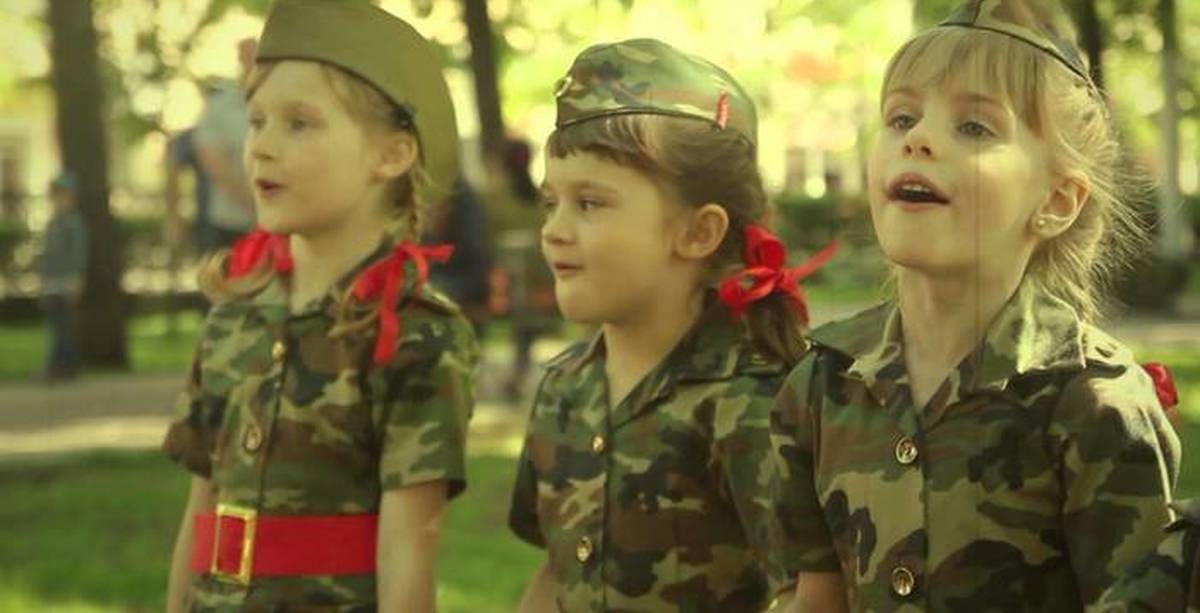 Песня идет солдат по городу mp3. Дети в военной форме поют. Девочки поют в военной форме. Дети поют на военную тематику. Девочка поет военное.