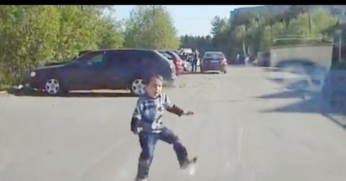 Дтп дети на дороге. Машина чуть не сбила ребенка. Машина сбивает ребенка на дороге фото. Аварии на дорогах ребенок плачет. В Кузбассе сбили детей на квадроцикле.