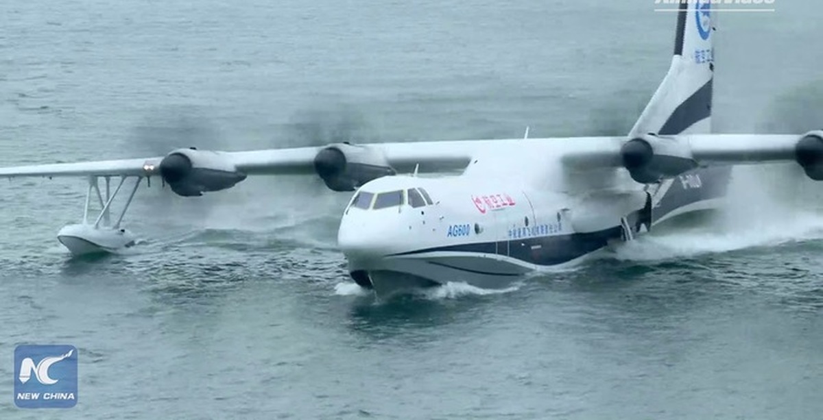 Самолет приземляющийся на воду. Самолёт-амфибия - ag600 Jiaolong. АГ 600 гидросамолет. Самолет амфибия приводнение. Самолет-амфибия са-20п.