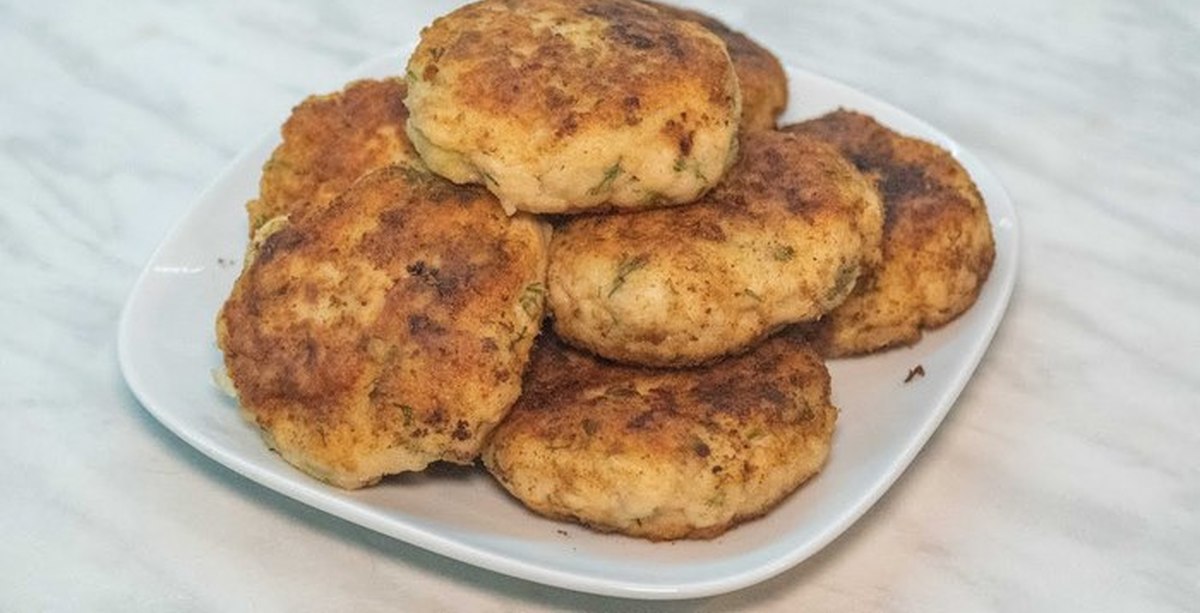 Рыбные котлеты нежные. Рыбные котлеты в кляре на сковороде.