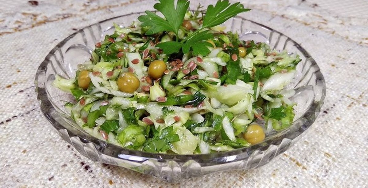 Зеленый салат рецепты на зиму. Зелень для салатов. Салат из молодой капусты. Салат с молодой капустой и огурцом. Салат огурцы с зеленью.